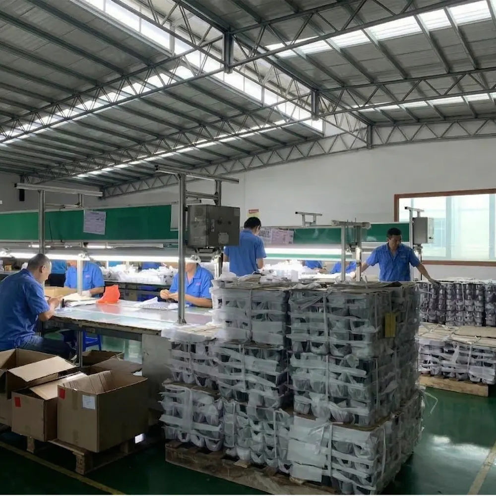 装配工位,员工在分装零件